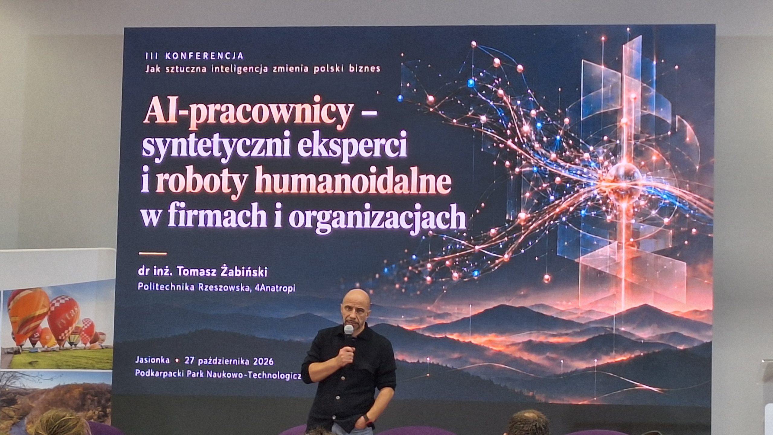 Prelegent z podczas III Konferencji „Jak sztuczna inteligencja zmienia polski biznes” w Jasionce. Za nim slajd prezentacji pt. „AI-pracownicy – syntetyczni eksperci i roboty humanoidalne w firmach i organizacjach”.